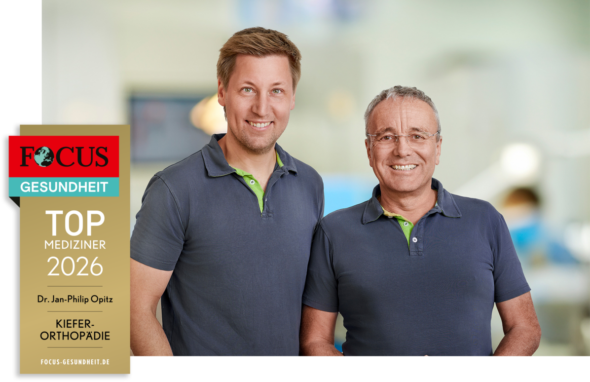 Dr. Opitz und Dr. Dux nebeneinander mit Focus Top-Mediziner 2026 Auszeichnung